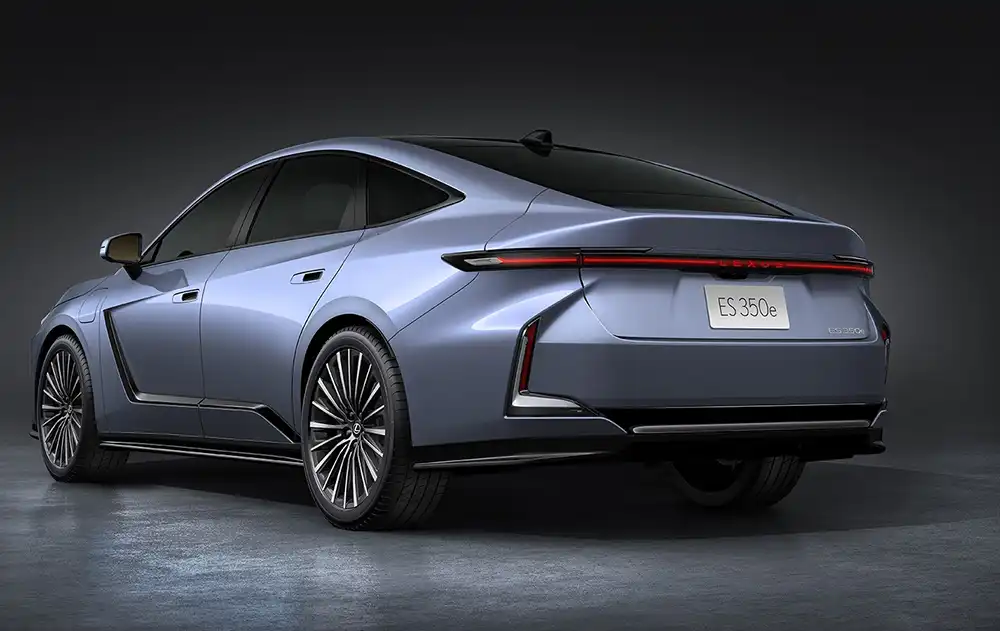 Auf den bei Lexus tradionell üblichen Chromschmuck verzichtet der neue ES. Hier die rein elektrische Versoin 350e. Foto Lexus