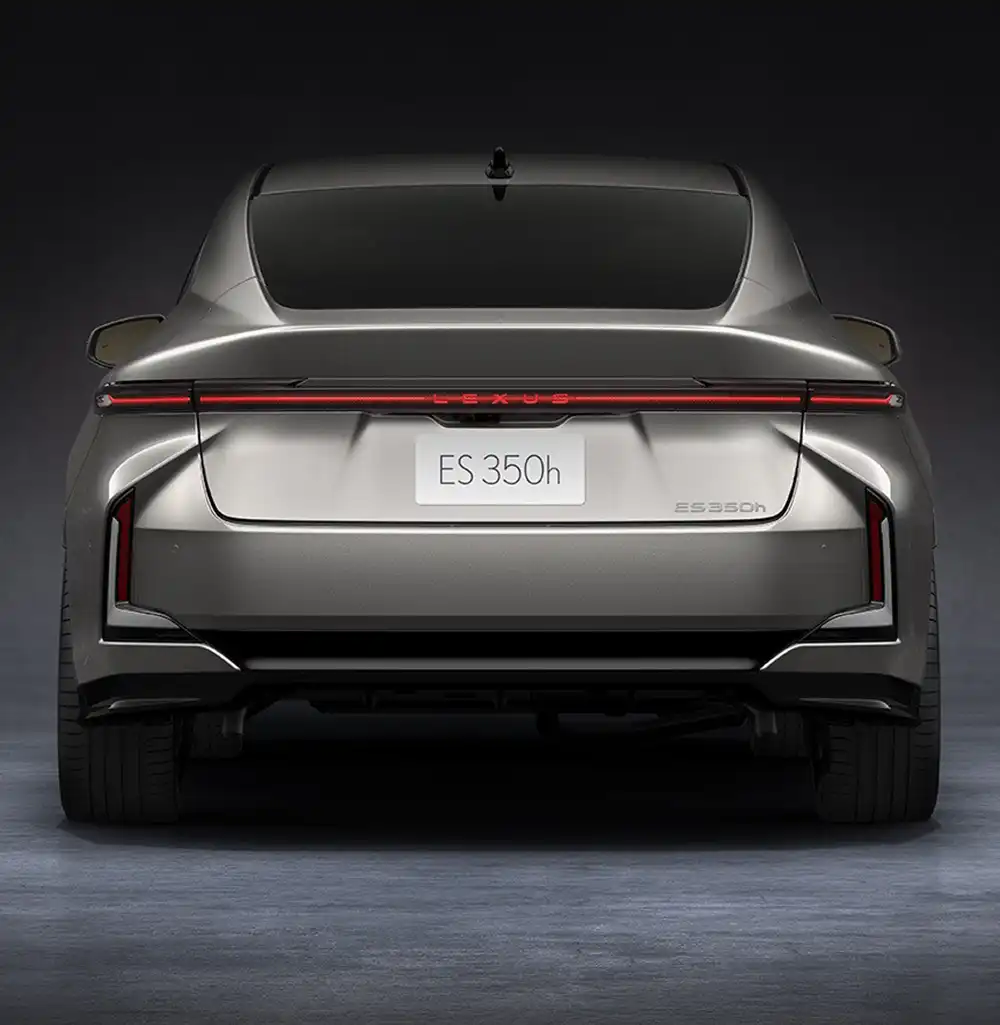 Die Rückleuchte erstreckt sich künftig beim ES über die gesamte Breite des Hecks. Foto Lexus