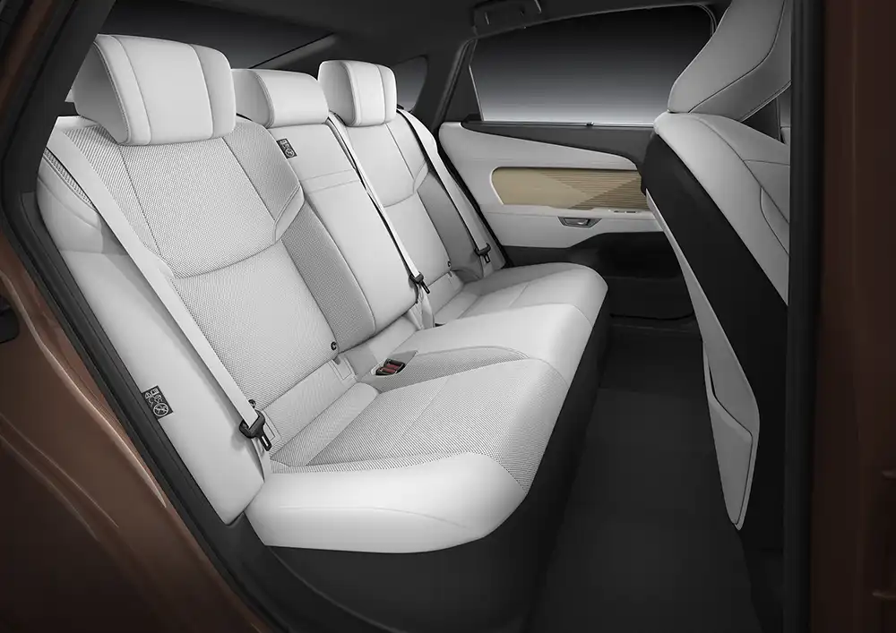 Im Fond sollen Gäste beim Lexus ES gehobenen Sitzkomfort genießen. Foto Lexus