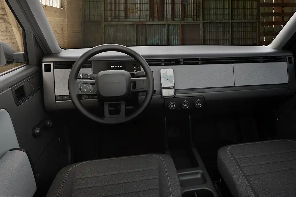 Das Cockpit des Slate Elektro-Pick-up ist ebenfalls sehr reduziert. Foto: Slate Auto