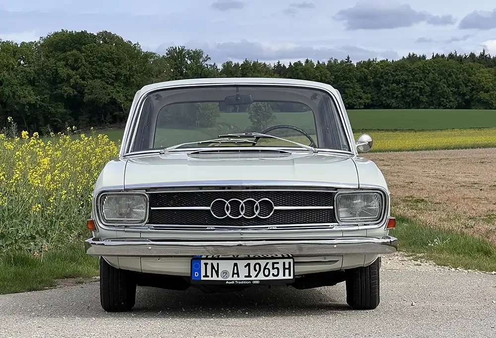Mit Starthilfe von VW und Mercedes – Die Vorkriegsmarke Audi wurde 1965 wiederbelebt und fuhr mit der Baureihe F103 in der Mittelklasse auf die Überholpur. Foto: autodrom