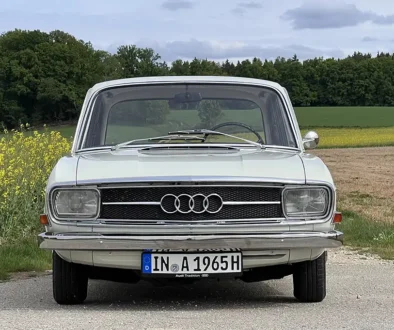Mit Starthilfe von VW und Mercedes – Die Vorkriegsmarke Audi wurde 1965 wiederbelebt und fuhr mit der Baureihe F103 in der Mittelklasse auf die Überholpur. Foto: autodrom