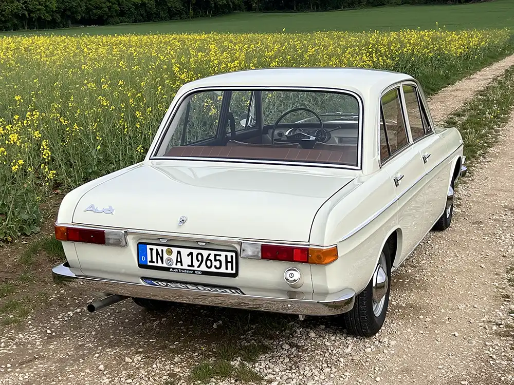 Schlichte Eleganz für Erfolge – Der erste Audi aus Ingolstadt verzichtete auf einen Typencode und überzeugte durch fortschrittliche Technik. Foto: autodrom