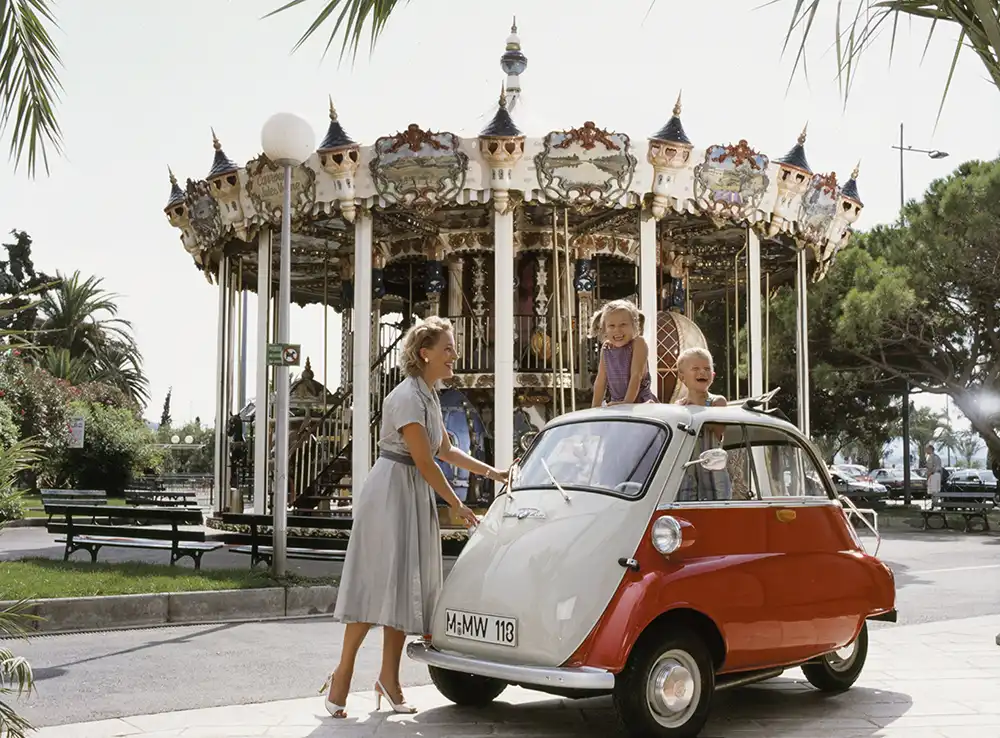 Zeitgeistige Zweifarblackierung und Platz für drei auf einer Sitzbank – Die BMW Isetta (hier als Exportversion) entwickelte sich zum Bestseller. Foto: BMW AG