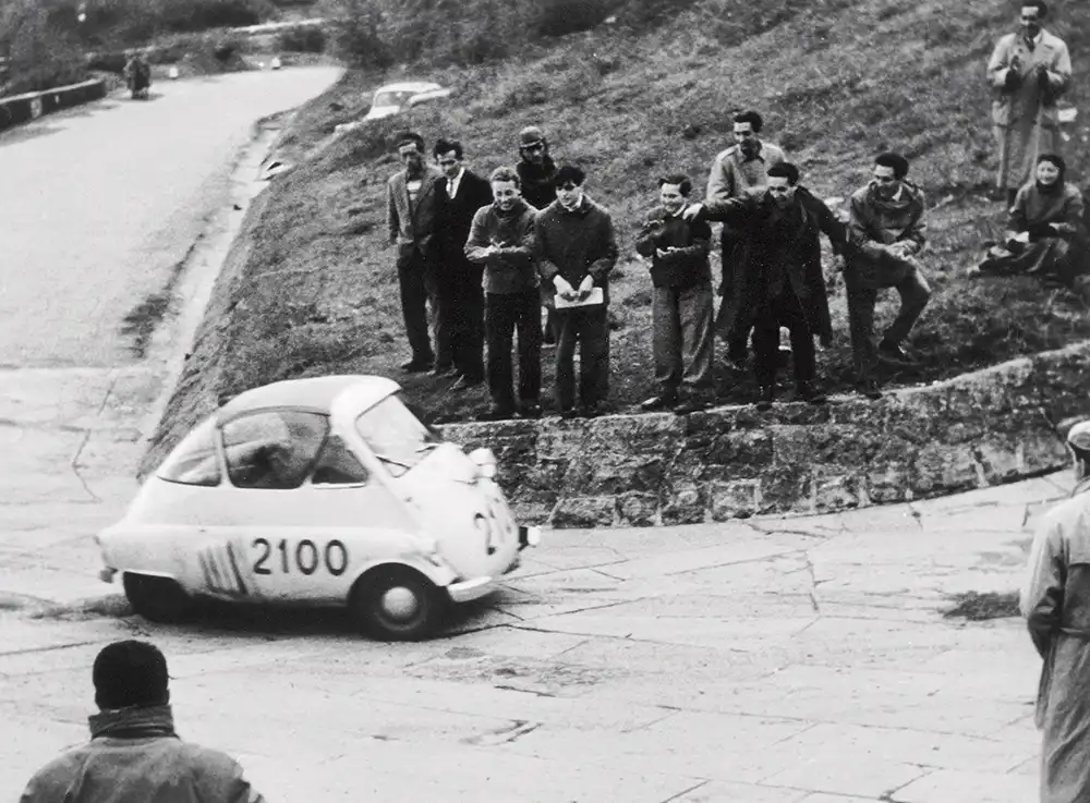 Aus bella Italia nach Germania – BMW erwarb eine Lizenz zum Nachbau der Iso Isetta, die hier bei der Mille Miglia 1954 beeindruckt. Foto: BMW AG