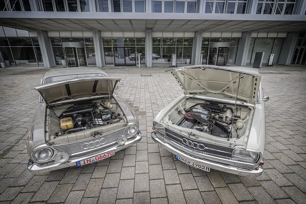 Herzverpflanzung – Der Audi (rechts) mit Viertakt-Vierzylinder ging aus dem DKW F102 (links) mit Zweitakt-Dreizylinder hervor. Foto: Unternehmensarchiv der Audi AG