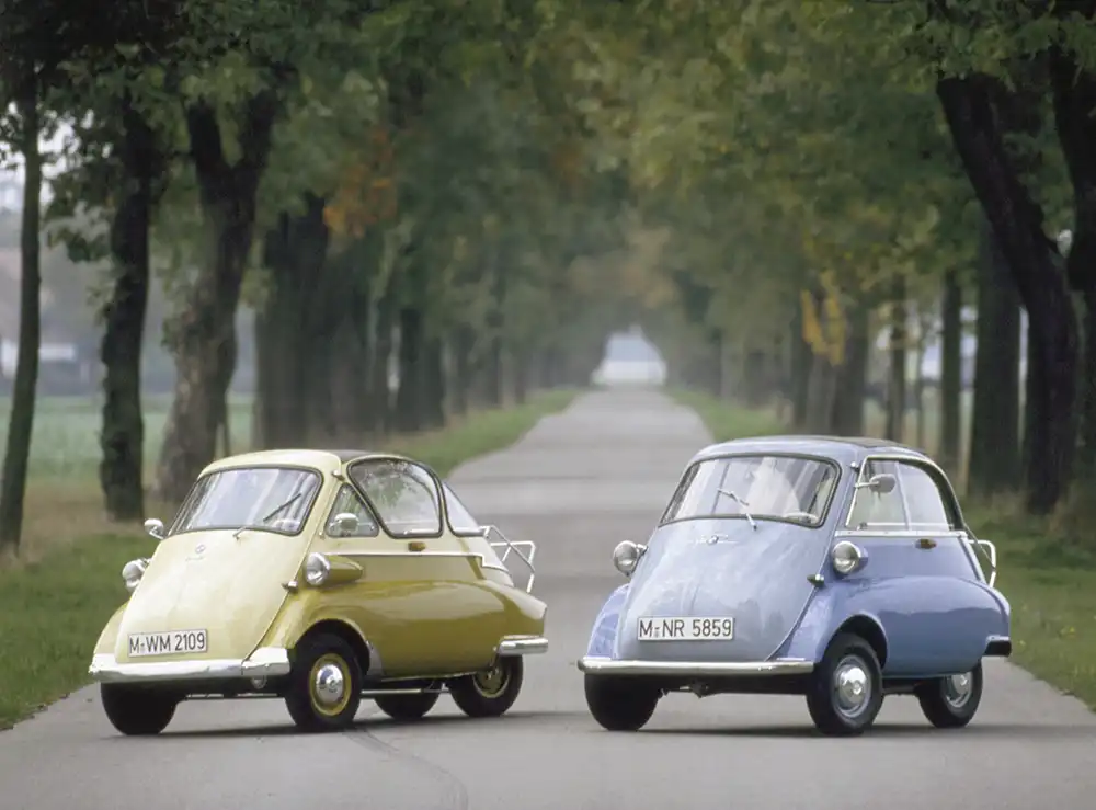 Knutschkugel mal zwei – Ab 1956 gab es die Isetta Standard (links) und die komfortablere Isetta Export (rechts). Foto: BMW AG