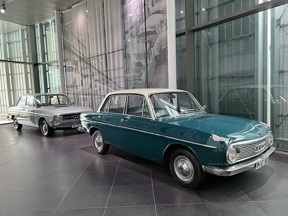 Zeitenwende im Audi-Museum Ingolstadt – Der glücklose, letzte DKW-Zweitakter F102 (rechts) machte 1965 Platz für den Audi mit Viertakt-Motor (links). Foto: autodrom