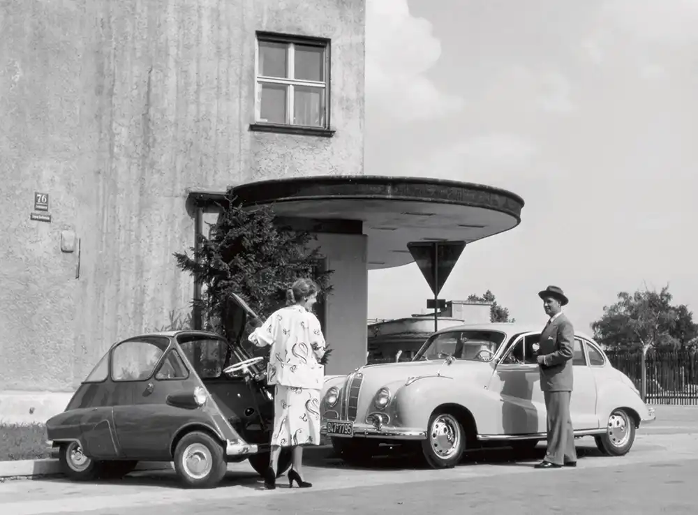 Kontrastprogramm – 1955 beeindruckte BMW mit der luxuriösen V8-Limousine vom Typ 502 und der winzigen Isetta. Foto: BMW AG