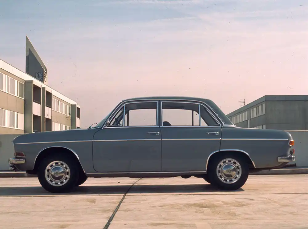Dynamiker – Als Spitzentyp der Baureihe F103 und spurtstarker Rivale zur BMW-Neuen-Klasse debütierte 1966 der Audi Super 90. Foto: Unternehmensarchiv der Audi AG
