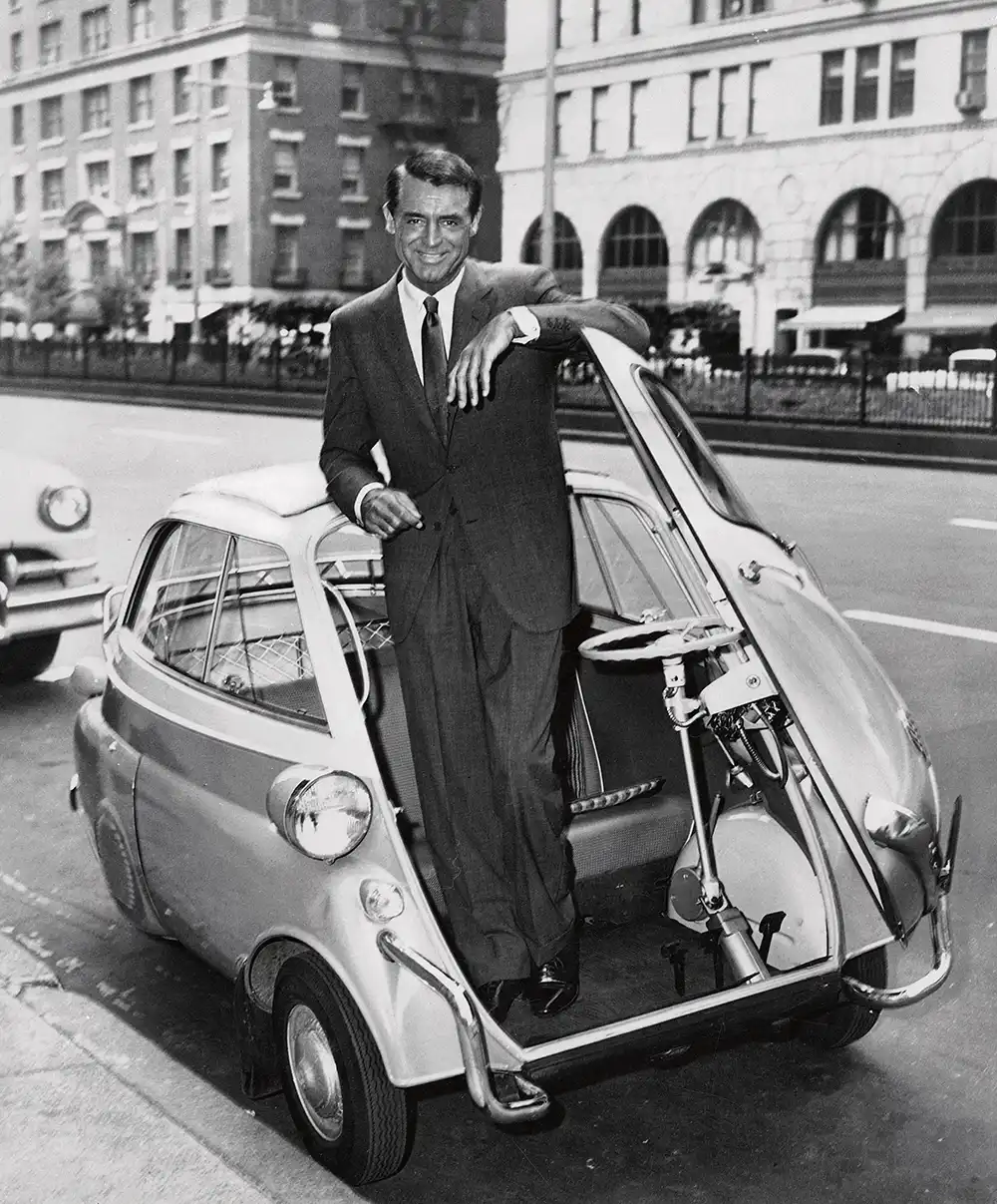Auch in Amerika ein Hingucker – Hollywoodstar Cary Grant mit der BMW Isetta. Foto: BMW AG