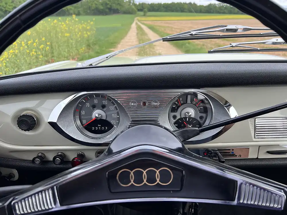 Zwischen gestern und morgen – Das Cockpit des ersten Audi (F103) zeigt moderne Rundinstrumente, aber auch eine Lenkradschaltung und Dekoreinlagen wie aus den 1950ern. Foto: autodrom