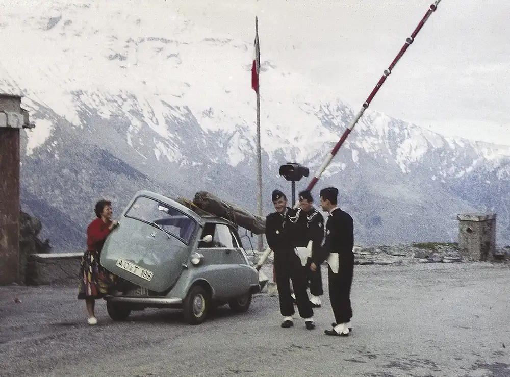 Auf der Straße nach Süden – Eine BMW Isetta Export am Monte Ceni im Jahr 1958. Foto: BMW AG
