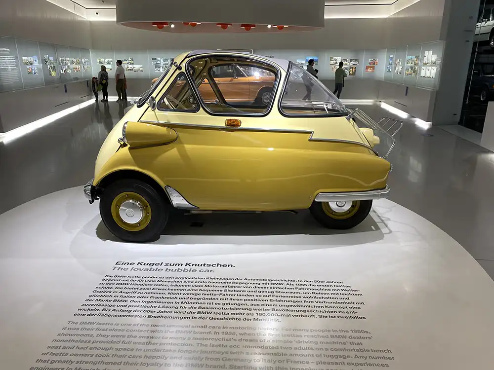 Publikumsfavorit im BMW-Museum – Die Isetta von 1955. Ihren Kosename Knutschkugel verdankt sie der runden Form und der engen Sitzbank für zwei bis drei Passagiere. Foto: autodrom