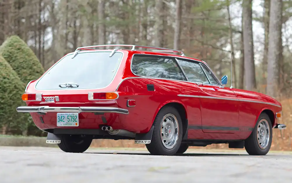 Schlank und schnittig gezeichnet und hinten ohne störende Streben großzügig verglast, wurde der Volvo P1800 ES im Volksmund schnell zum „Schneewittchensarg“. Foto: Bonhams