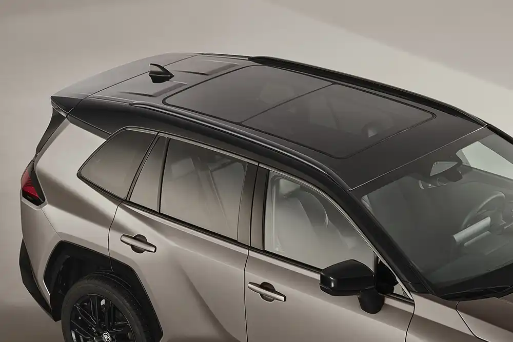 Kunden können auch den neuen RAV4 mit einem großen Glasschiebedach aufwerten. Foto: Toyota