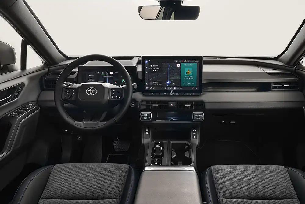 Das Cockpit setzt optisch auf eine eher robuste als wohnliche Note. Foto: Toyota