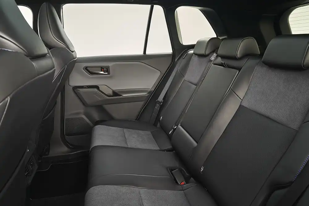 Vier bis fünf Erwachsene lassen sich auch im neuen RAV4 unterbringen. Foto: Toyota