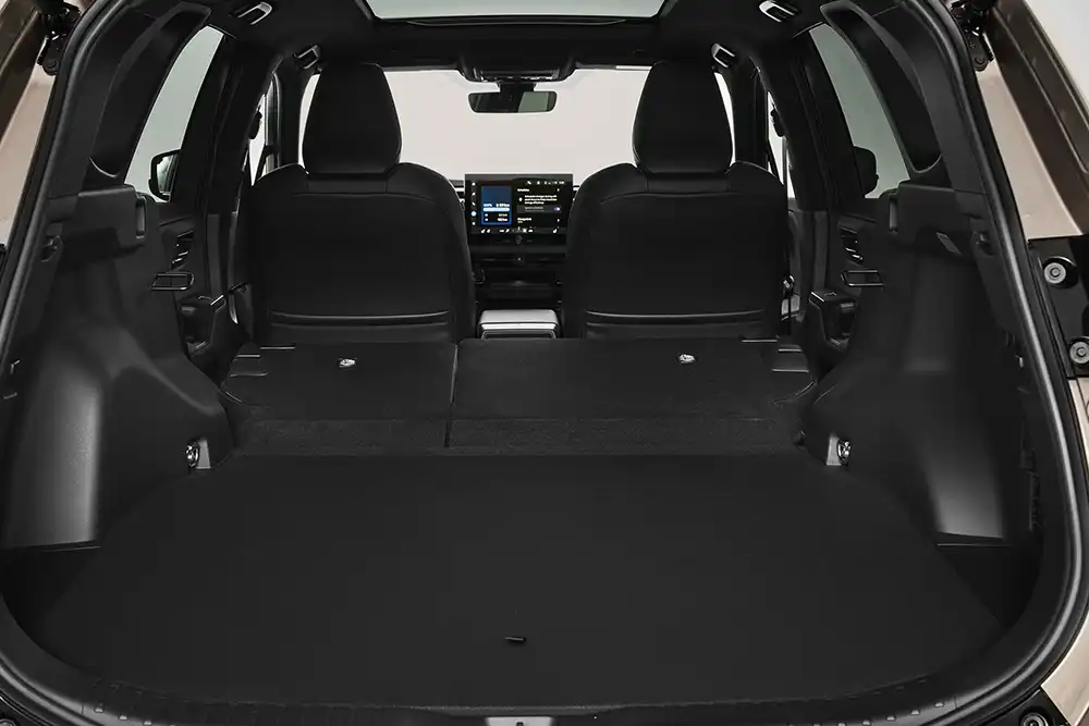 Dank umklappbarer Rückbanklehne bietet der RAV4 klassische Innenraumvariabilität. Foto: Toyota