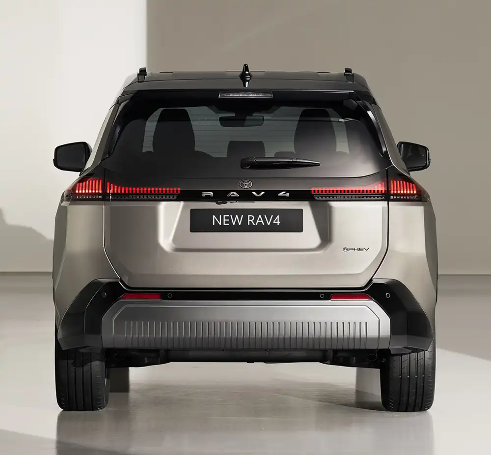 Vorerst verzichtet die neue RAV4-Generation auf eine sich über die ganze Breite des Hecks erstreckenden Rückleuchtenkomplex. Foto: Toyota