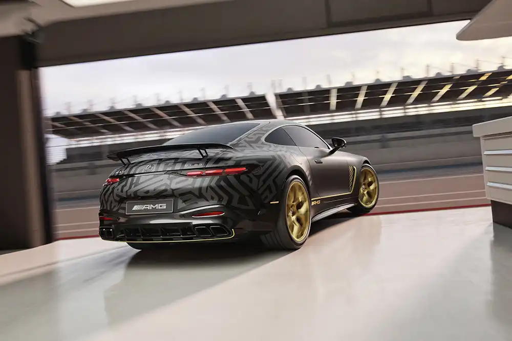 Der markante Heckflügel ist bei diesem Sondermodell feststehend. Foto: Mercedes-Benz