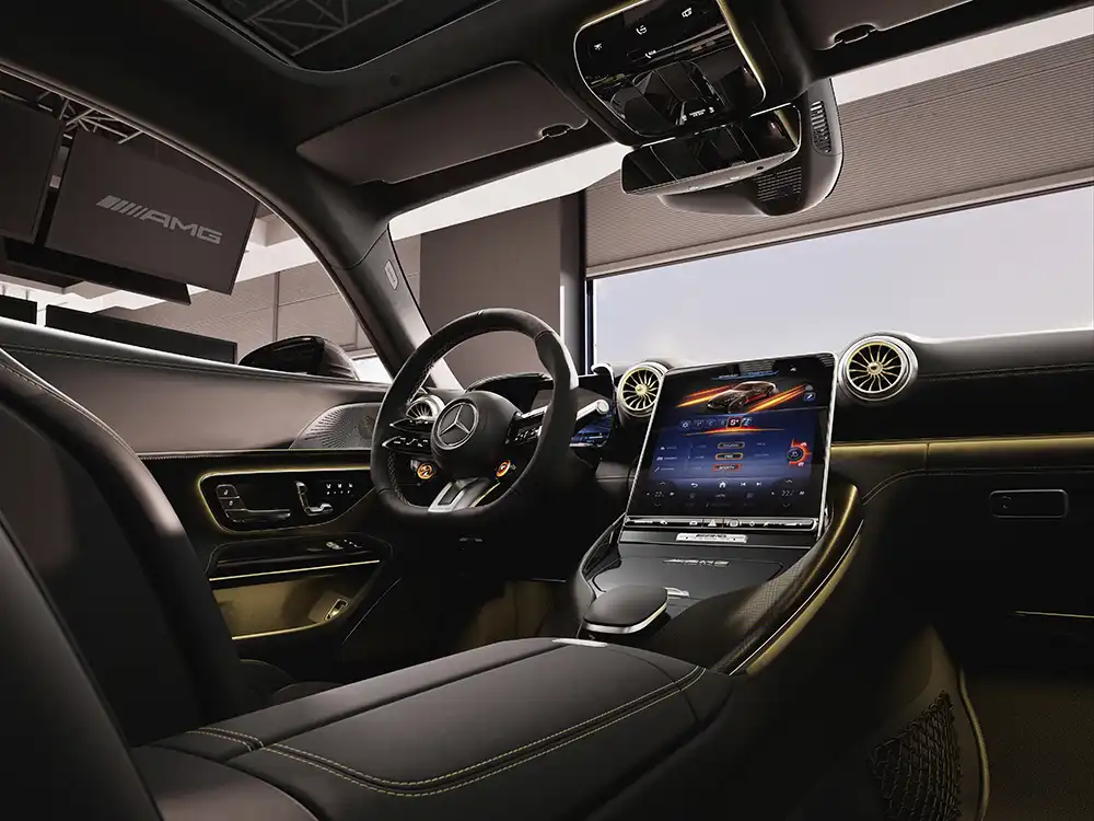 Im Innenraum dominiert Schwarz, hinzu kommen einige Goldakzente. Foto: Mercedes-Benz