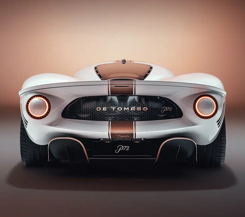 Unter anderem dank Fahrwerk mit Pushrod-Aufhängung kann der P72 besonders flach bauen. Foto: De Tomaso Automobili