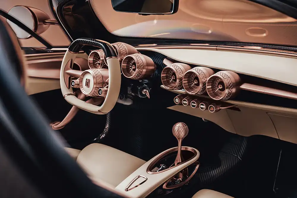 Der Innenraum ist analog sowie mit vielen handwerklich gefertigten Kleioden eingerichtet. Foto: De Tomaso Automobili