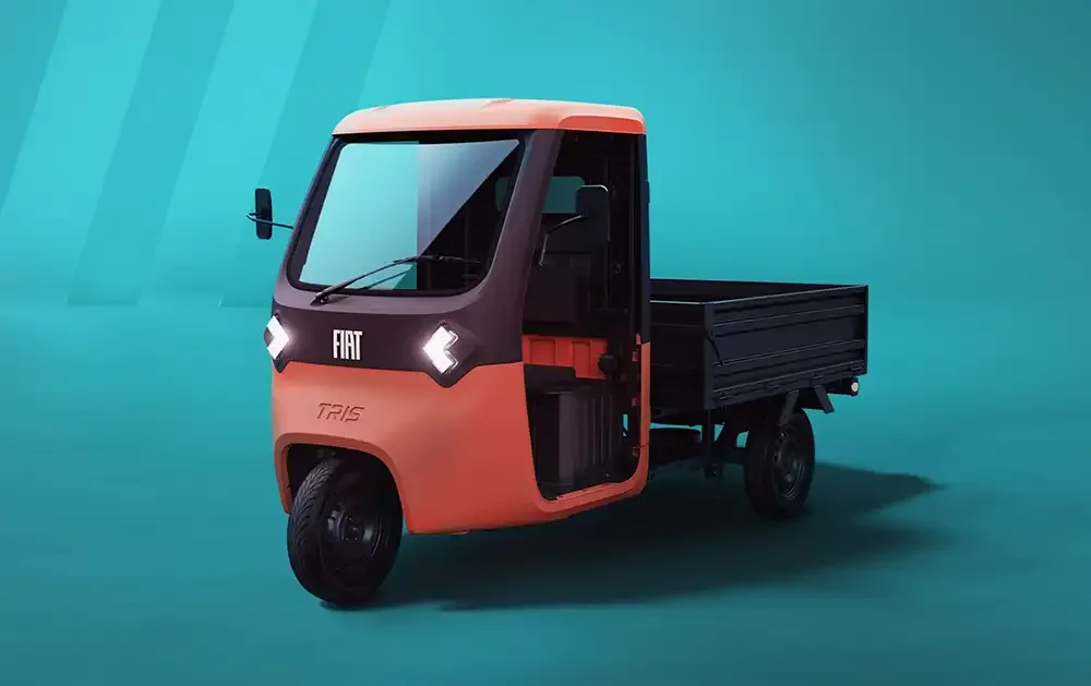 Das Dreirad Tris sieht aus wie eine Ape, doch der Hersteller ist Fiat Professional und nicht Piaggio. Foto: Fiat Stellantis