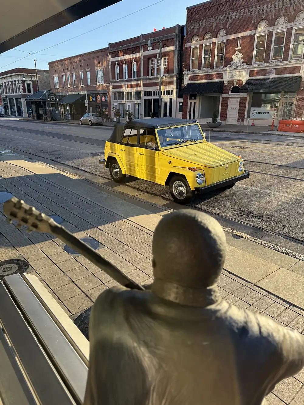 Der VW wirkt auf US-Straßen gradezu winzig. Foto: SP-X/Benjamin Bessinger