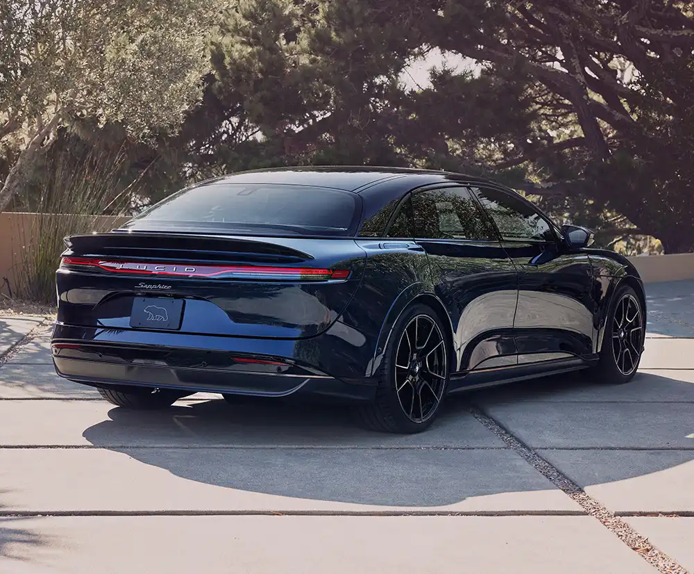 Abgesehen vom kleinen Heckspoiler und kaum sichtbaren Strömungslenkern am Boden der Karosserie unterscheidet sich der grundsätzlich blau lackierte Lucid Air Sapphire kaum von den anderen Modellen. Foto: Lucid