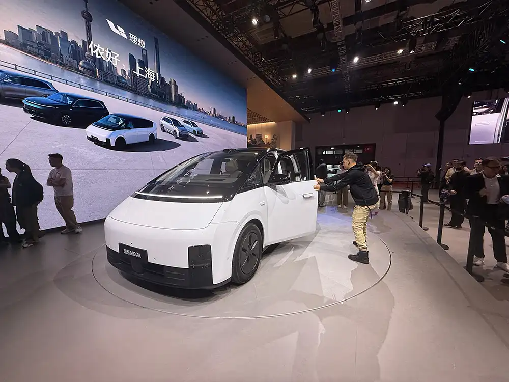Er ist größer als ein VW Transporter, ist windschnittiger als ein Porsche Taycan und lädt schneller als ein Tesla – mit dem LiAuto Mega zeigen uns die Chinesen, wie Van geht. Foto: SP-X/Benjamin Bessinger