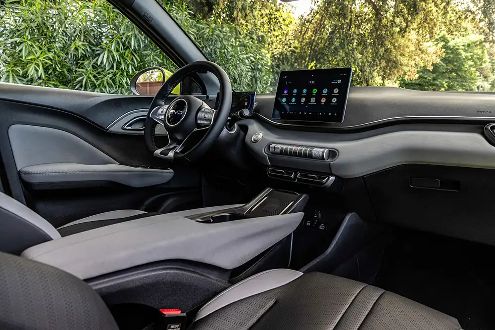 Der schwenkbare 10,1-Zoll-Monitor dominiert das Zentrum. Foto: BYD