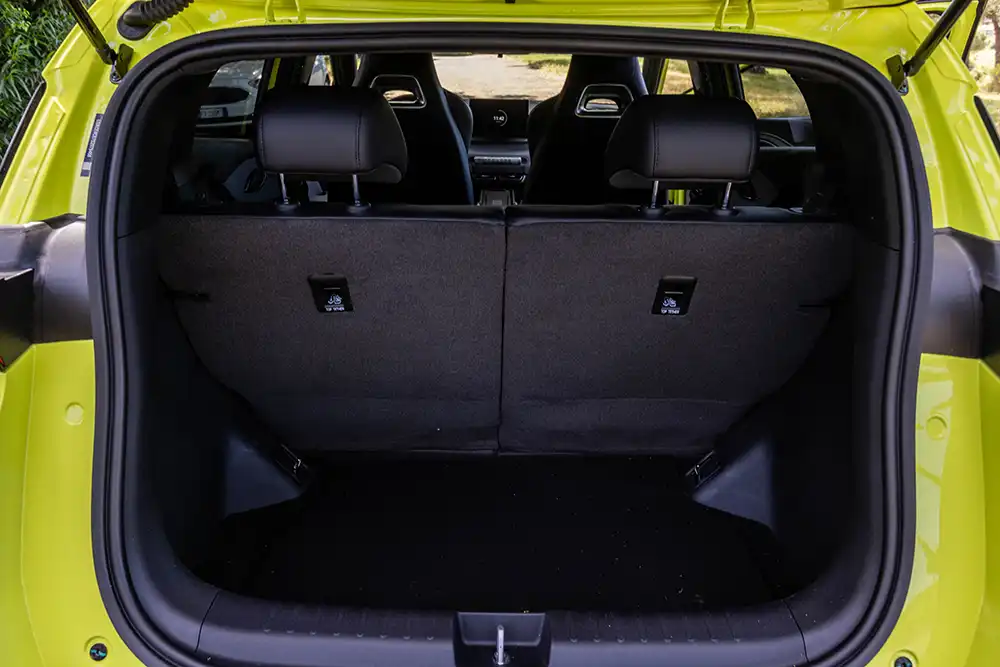 Der Kofferraum fällt klassentypisch klein aus. Foto: BYD