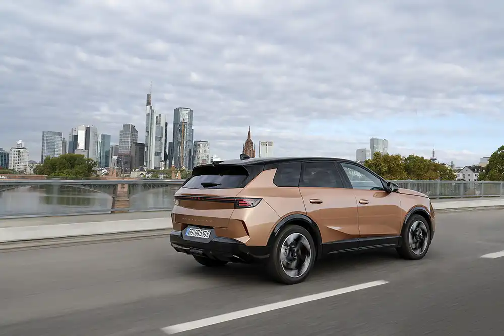 Die Karosserie des Opel Grandland 1.2 wirkt clean und modern. Foto: Opel