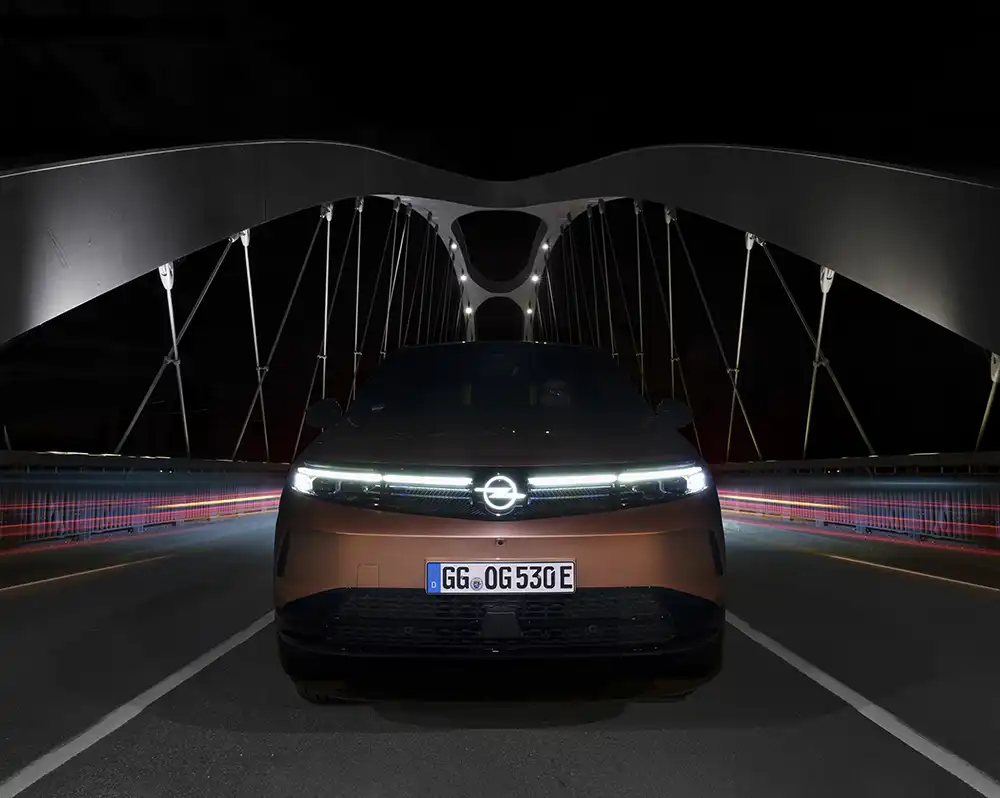 Das Logo an der Front des Opel Grandland 1.2 ist beleuchtet. Foto: Opel