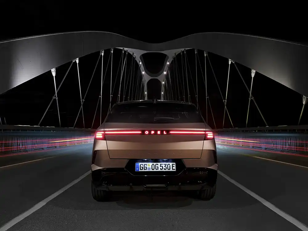 Auch am Heck des Opel Grandland 1.2 funkelt die Marke. Foto: Opel