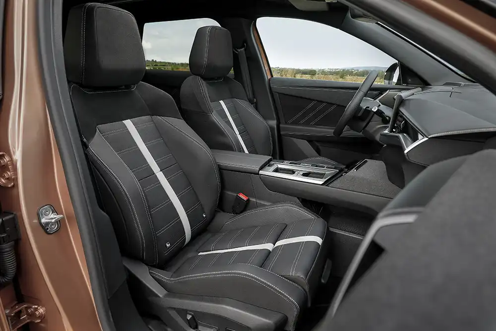 Das Platzangebot im Opel Grandland 1.2 ist vorne wie hinten gut. Foto: Opel