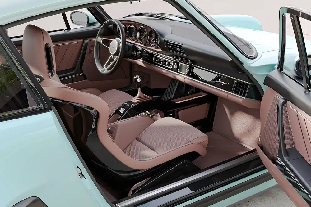 Die zivilere Ausbaustufe betont stärker die Alltagstauglichkeit. Foto: Singer Vehicle Design