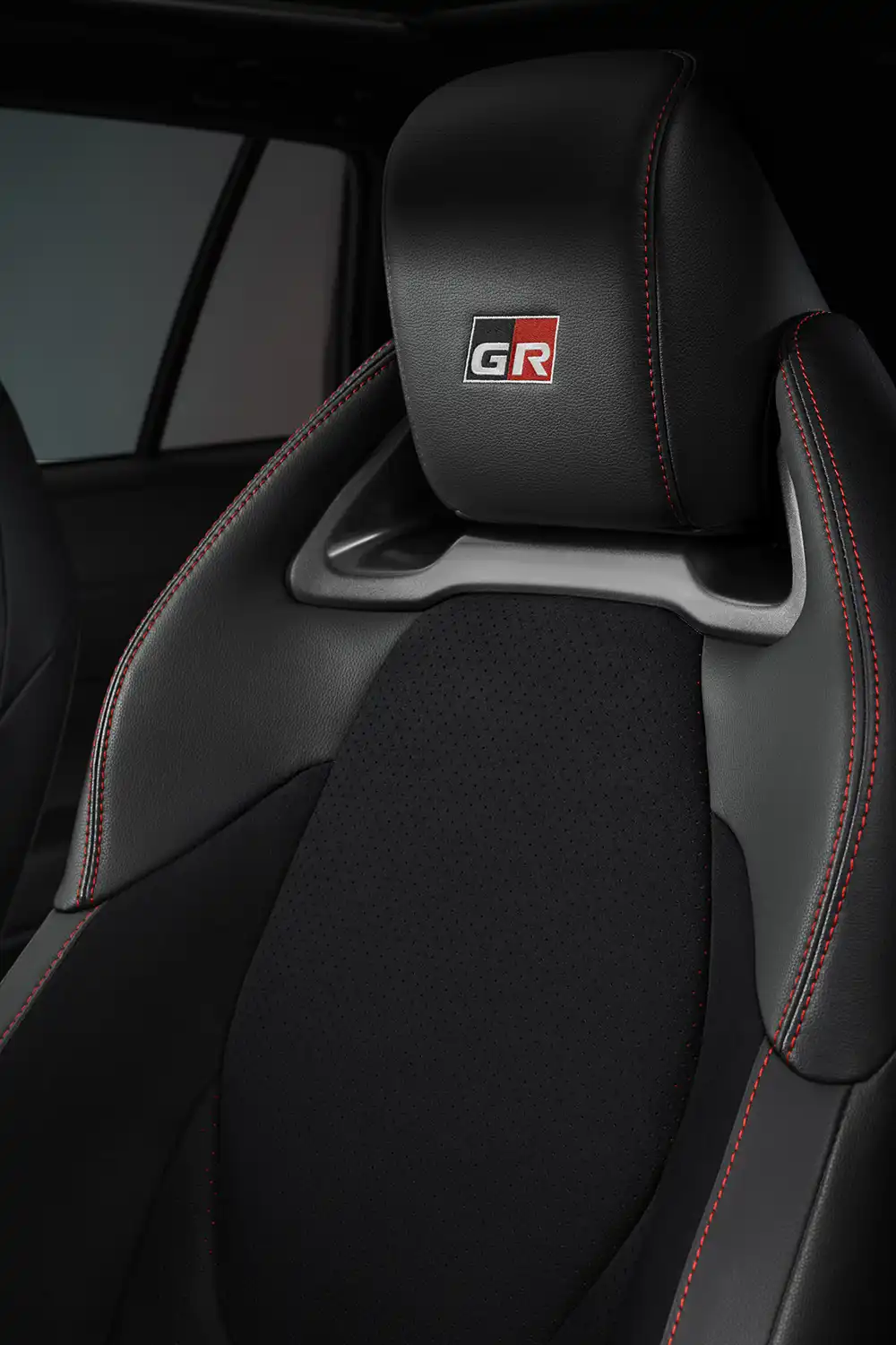 Innen gibt es sportlichere Sitze mit roten Ziernähten. Foto: Toyota