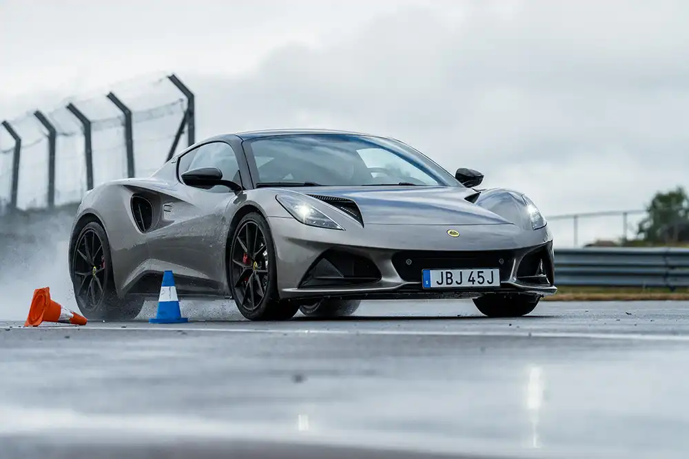Mit 480 Newtonmeter Drehmoment und 93 Kilogramm weniger Leergewicht hat der kleine Bruder bessere Fahrleistungen als das V6-Modell. Foto: Lotus