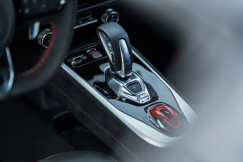 Das Doppelkupplungsgetriebe ist beim Vierzylinder Standard, eine Handschaltung ist nicht zu haben. Foto: Lotus