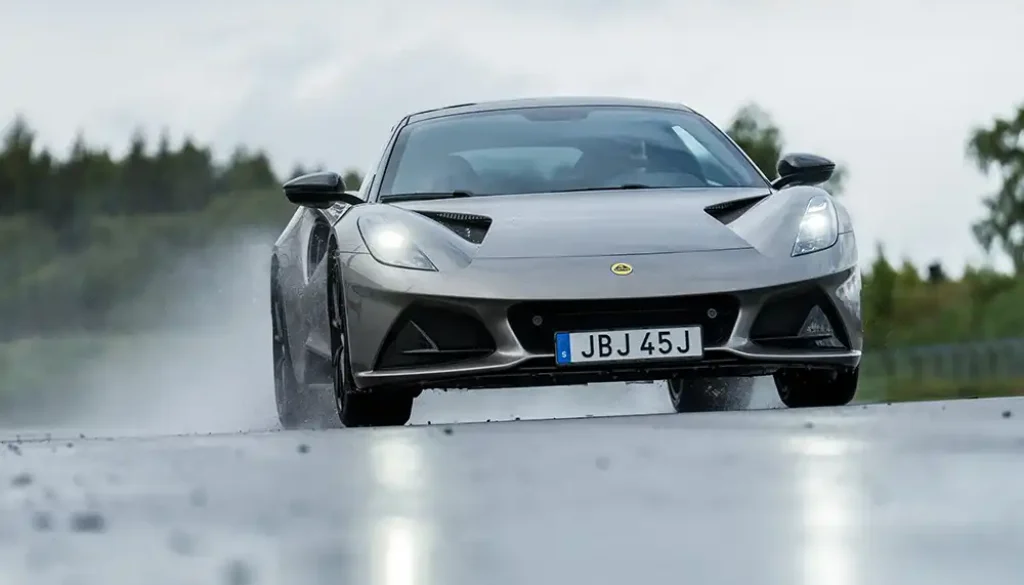 Lotus verpasst dem bisherigen Einstiegs-Vierzylinder seines letzten Verbrennermodells Emira ein Leistungsplus. Foto: Lotus