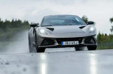 Lotus verpasst dem bisherigen Einstiegs-Vierzylinder seines letzten Verbrennermodells Emira ein Leistungsplus. Foto: Lotus