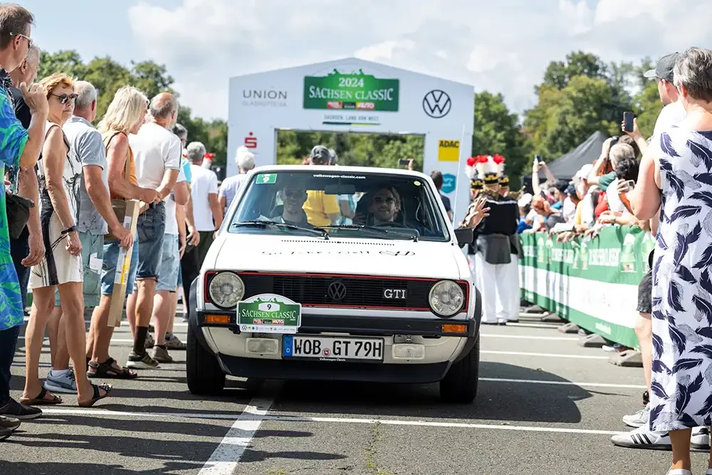 Gewinnt die Herzen auch nach 50 Jahren – Der VW Golf GTI begründete 1975 das Segment der Hot Hatches und wird heute auf jeder Oldtimer-Rallye gefeiert. Foto: Volkswagen