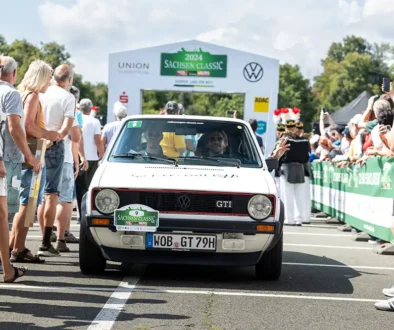Gewinnt die Herzen auch nach 50 Jahren – Der VW Golf GTI begründete 1975 das Segment der Hot Hatches und wird heute auf jeder Oldtimer-Rallye gefeiert. Foto: Volkswagen