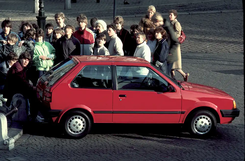 Trotz schlichter kantiger Eleganz ein Hingucker – der Nissan Micra K10 avancierte in Deutschland ab 1983 zu einem der populärsten Kleinwagen. Foto: Nissan