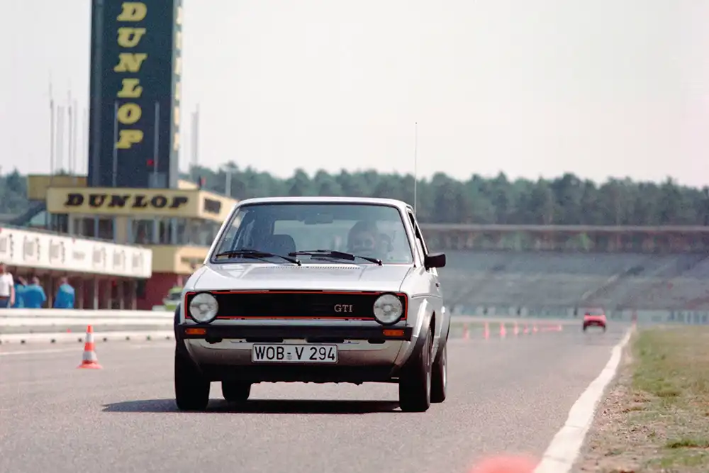 Wolf im Schafspelz – Der erste Golf GTI sprintete schneller als reinrassige Sportwagen, gab sich aber optisch fast nur durch den rot umrahmten Grill zu erkennen. Foto: Volkswagen