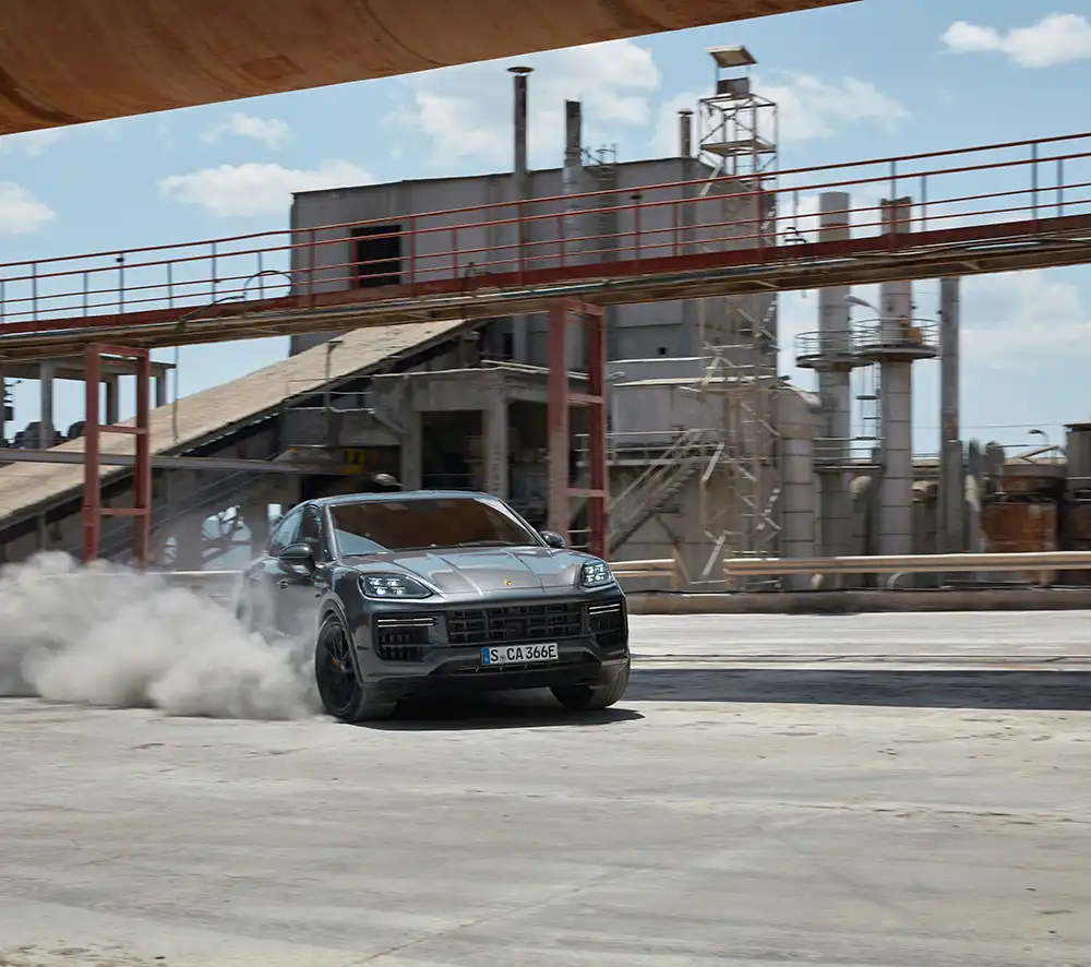 Porsche Cayenne Turbo SE bei der Drift-Performance in einem Industriegelände