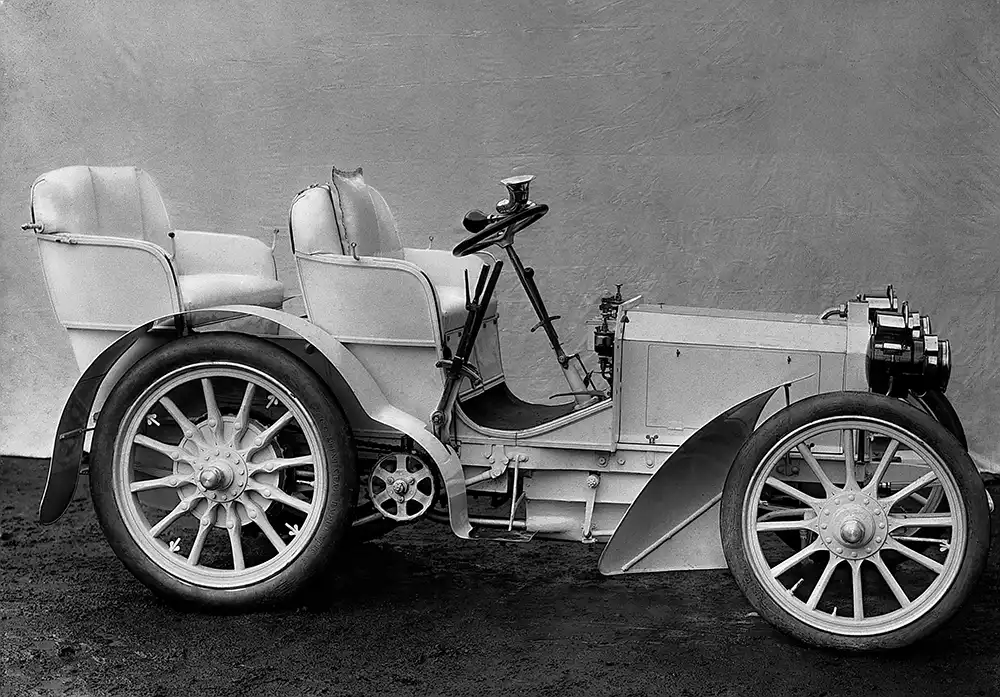Mit dem ersten Mercedes (Typ 35 PS) kommt zugleich das moderne Auto in Fahrt – mit starkem Frontmotor und flacher Silhouette. Foto: Mercedes-Benz Classic Archive